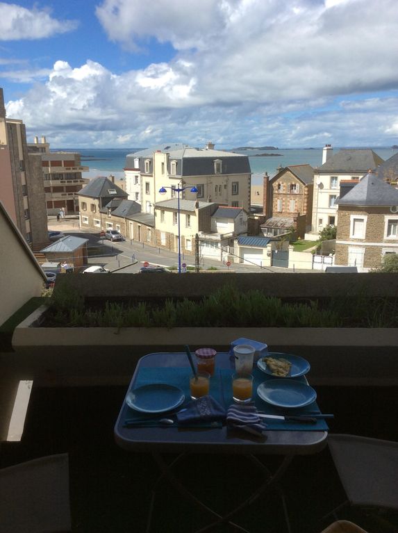 Balcon avec petit coin pour manger